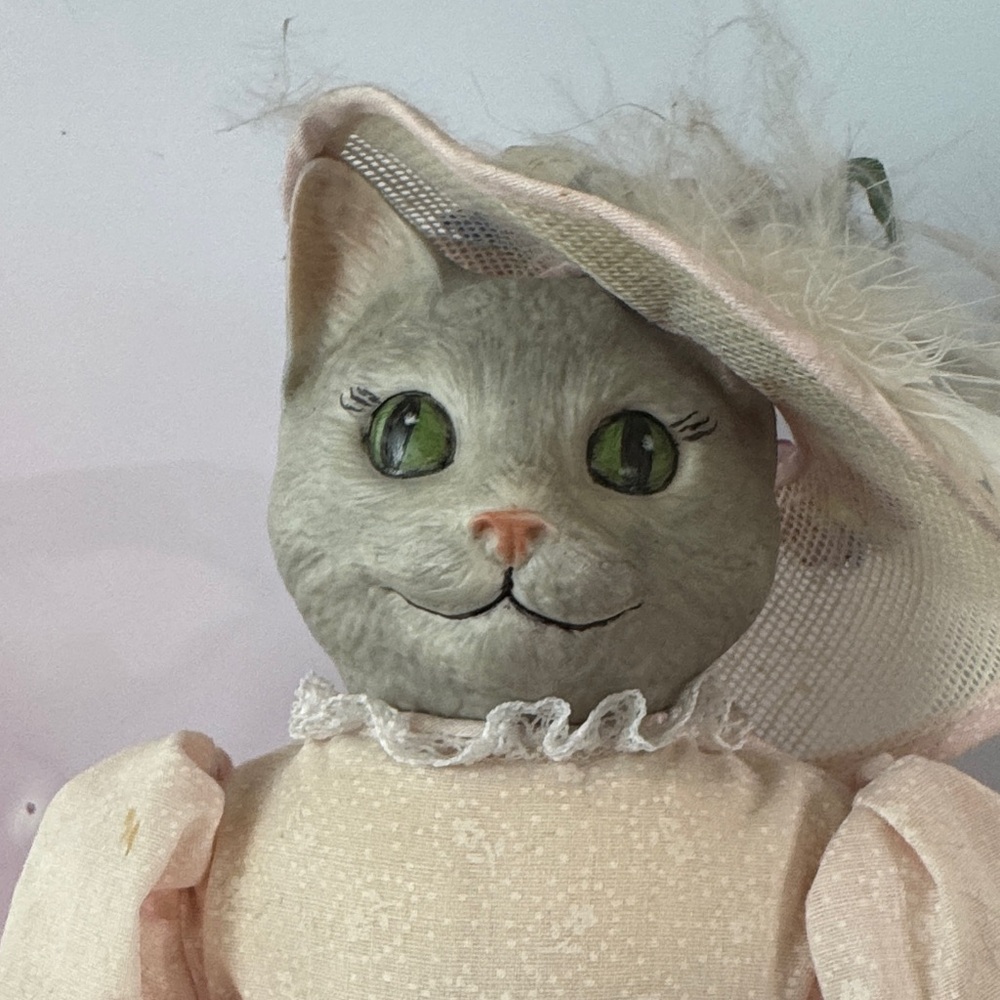 Vintage artist-made collectible Cat Figurine in Pink Dress - Picture 3 of 11